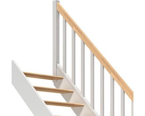Imagine detaliată a unei scări cu trepte din lemn și balustradă albă