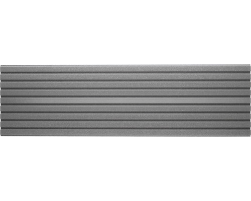 Plăci de fațadă gri cu structură orizontală canelată