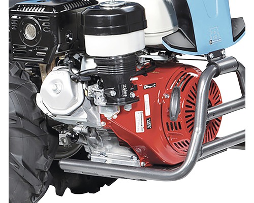 Imagine detaliată cu un motor roșu în patru timpi cu filtru de aer negru