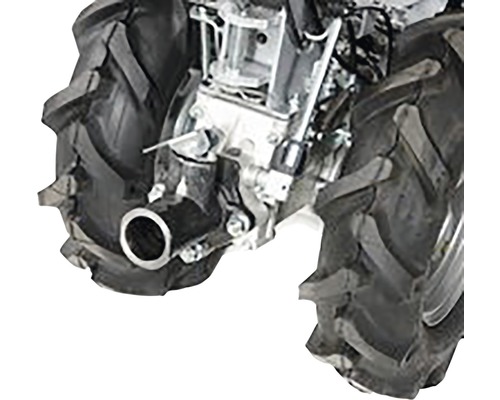 Imagine detaliată a motorului unei motocoase cu anvelope late.