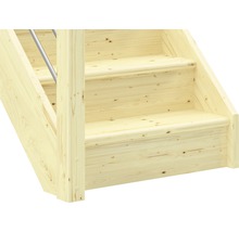 Detaliu scară din lemn cu balustradă metalică