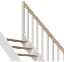 Imagine detaliată a unei scări cu balustradă albă și trepte din lemn