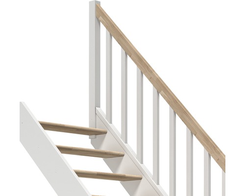 Imagine detaliată a unei scări cu balustradă albă și trepte din lemn