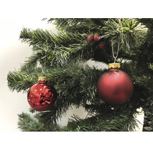 Brad împodobit cu globuri roșii