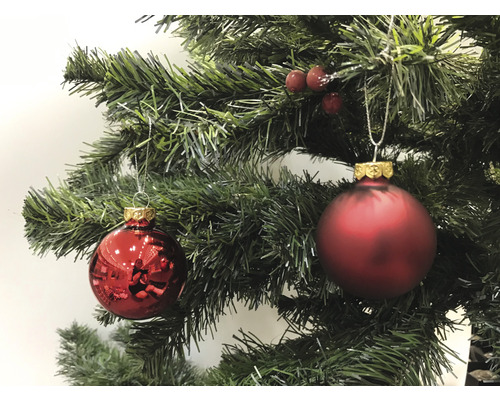 Brad împodobit cu globuri roșii