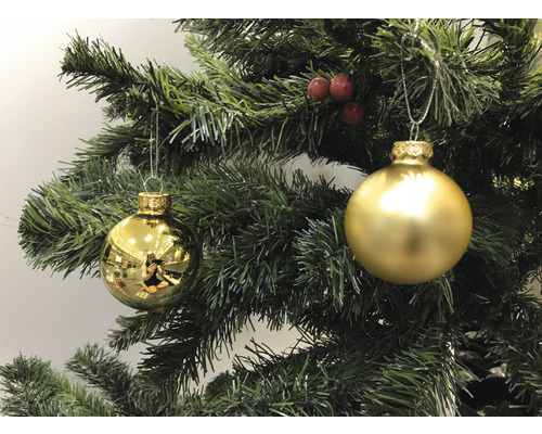 Brad împodobit cu două globuri aurii