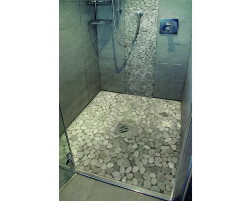 Cabină de duș cu podea și perete din piatră