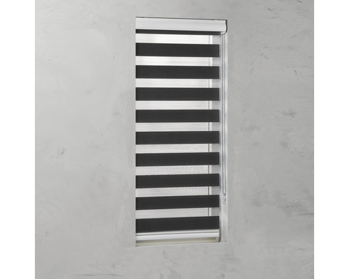 Fereastră cu o draperie dublă neagră pentru controlul luminii