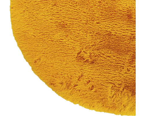 Detaliu al unui covor rotund cu fibre lungi.