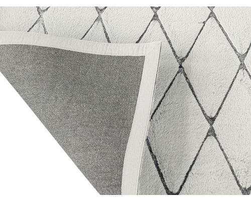 Covor cu model în romburi și margini festonate