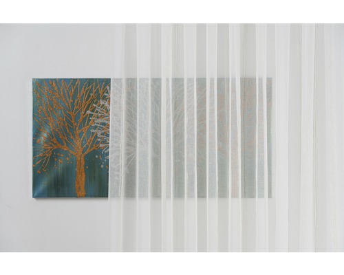 Fereastră decorativă cu perdea albă și imprimeu artistic cu copaci