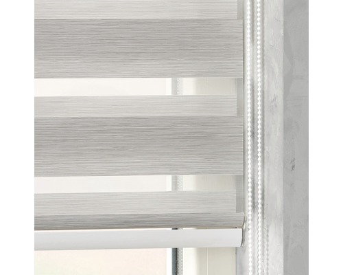 Decoratiune de fereastra cu dungi orizontale si actionare cu lant