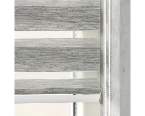 Rulou dublă gri cu lanț pe fereastră