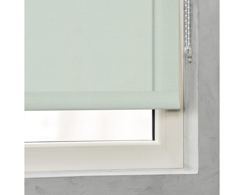 Fereastră cu jaluzea rulată