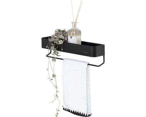 Raft de perete cu suport pentru prosop, decorat cu plantă, flacon de parfum și prosop