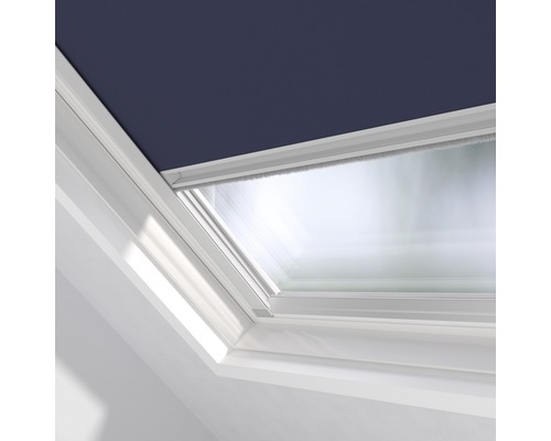 Prim-plan cu o fereastră de mansardă cu jaluzea rulou