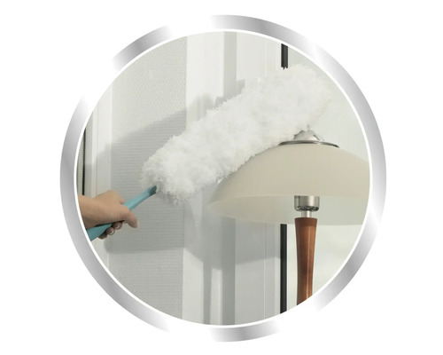 O persoană șterge praful de pe o lampă cu un pămătuf.