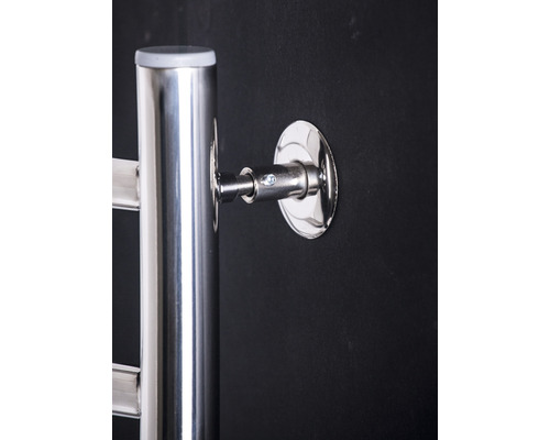 Prim-plan cu un suport de perete pentru un uscător de prosoape