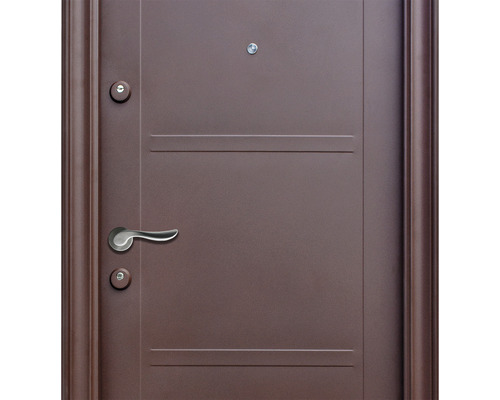 Prim-plan cu o ușă de intrare maro cu vizor și clanță argintie