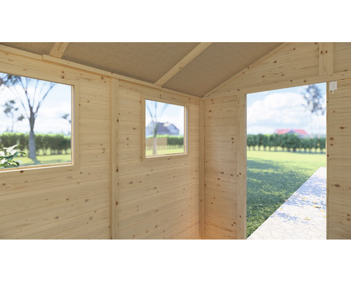 Interiorul unei căsuțe de grădină cu placare din lemn și ferestre