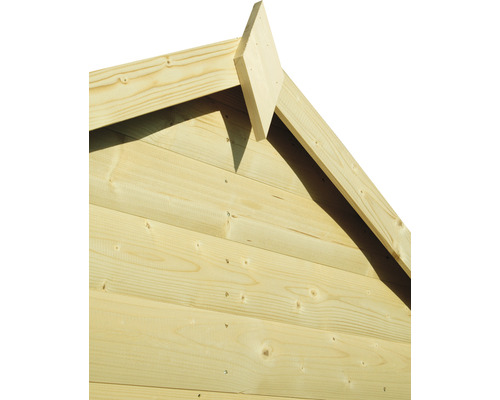 Prim-plan cu frontonul unei case de lemn