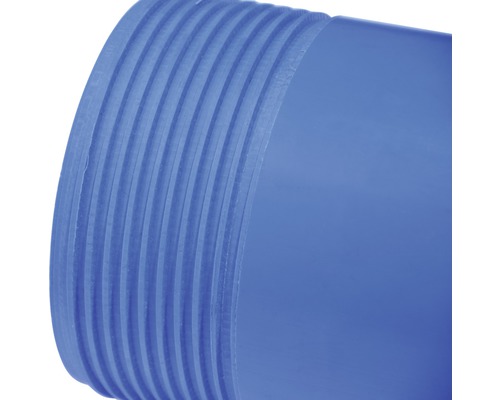 Prim-plan cu o țeavă de plastic cu filet