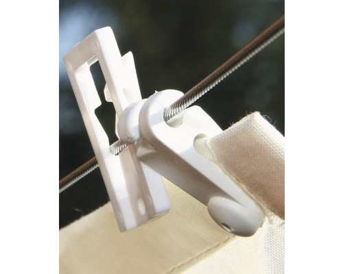 Clips de rufe din plastic atașat de o sârmă de rufe cu material textil