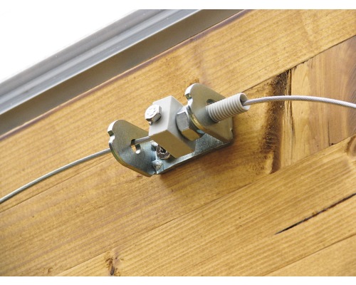 Vizualizare detaliată a unui întinzător de cablu montat pe un perete de lemn