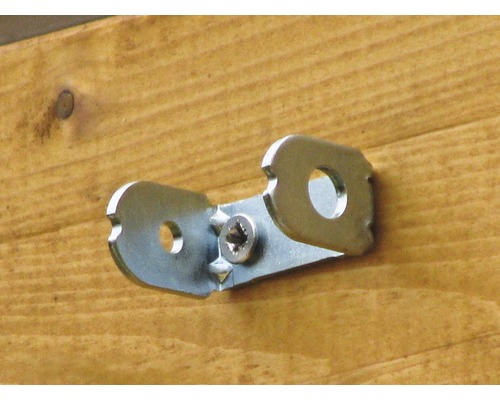 Unghi metalic fixat pe un perete de lemn