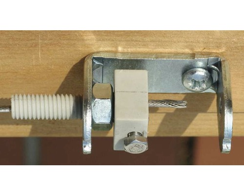 Prim-plan cu o fixare de cablu de sârmă cu șuruburi