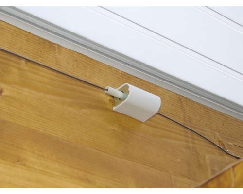 Sârmă cu prindere pe un perete de lemn