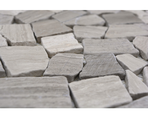 Prim-plan cu plăci de mozaic din piatră naturală