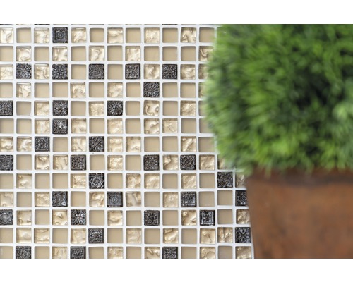 Perete de mozaic cu plăci pătrate și plantă la ghiveci