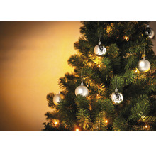 Brad împodobit de Crăciun cu globuri și lumini.