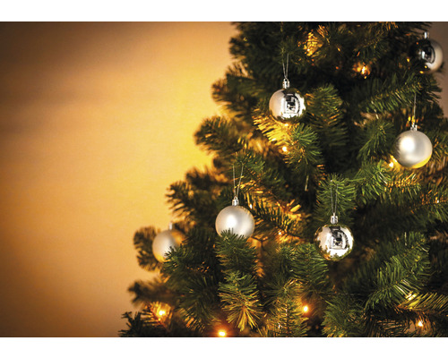 Brad împodobit de Crăciun cu globuri și lumini.