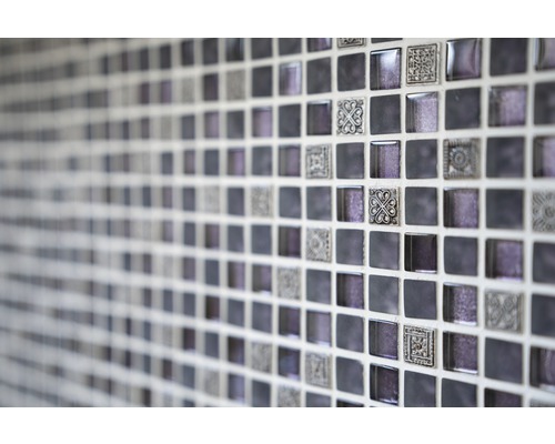 Plăci de mozaic cu modele pătrate pe un perete