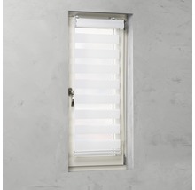 Fereastră cu jaluzea dublă, transparentă, semi-deschisă, pentru decorarea ferestrei