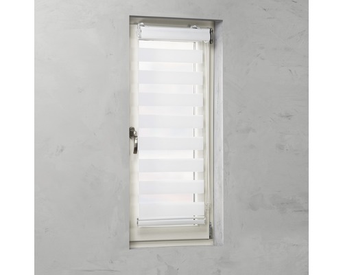 Fereastră cu jaluzea dublă, transparentă, semi-deschisă, pentru decorarea ferestrei