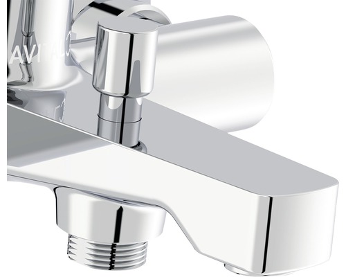 Prim-plan cu robinet cromat pentru lavoar