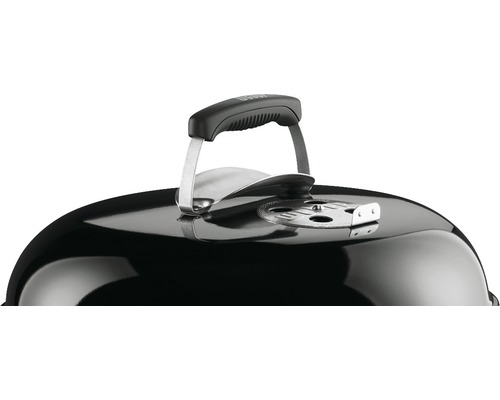 Vizualizare detaliată a unui grătar pe cărbune cu mâner pe capac și cursor de ventilație