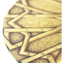 Prim-plan al unui obiect cu model oriental