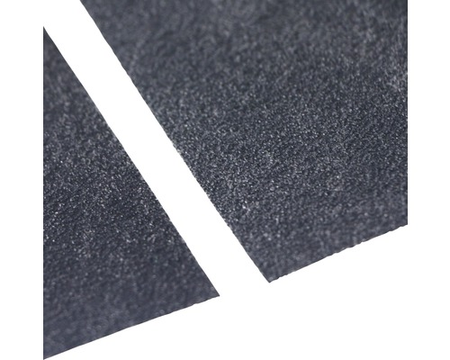 Prim-plan cu bandă antiderapantă