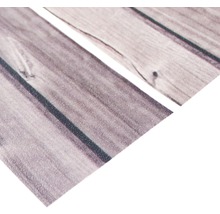 Prim-plan cu folie autoadezivă pentru mobilă cu aspect de lemn