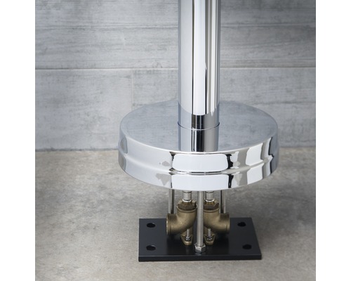 Prim-plan cu o baterie de duș cu racorduri de apă.