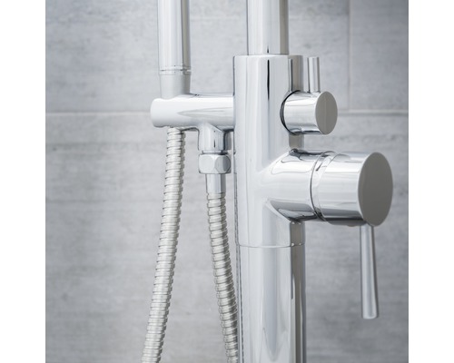 Prim-plan cu baterie de duș cu furtun de duș