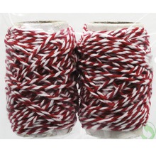 Două role de bandă decorativă roșu-albă