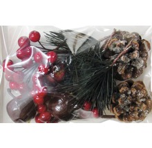 Decorație cu fructe de pădure roșii, ramuri de brad și conuri de pin