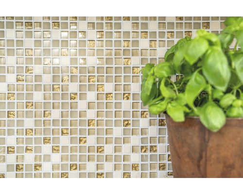 Perete cu gresie mozaic și plantă de busuioc în ghiveci