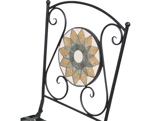 Detalii ale unui scaun de grădină cu model mozaic în spătar și cadru metalic.