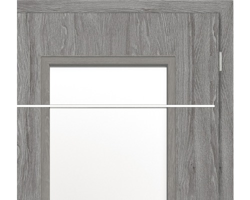 Detaliu cu o ușă de interior cu inserție de sticlă și decor din lemn